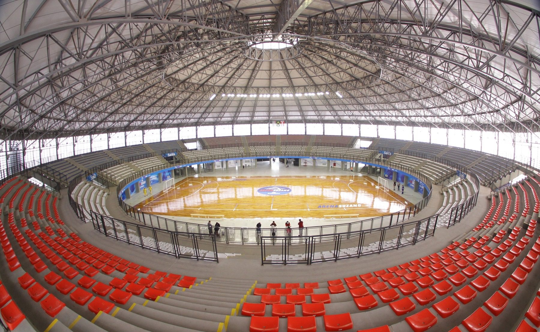 Interior da Arena Max Feffer com arquibancadas e quadra