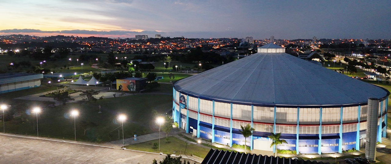 Vista aérea noturna da Arena Max Feffer